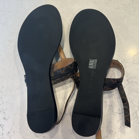Calvin klein brown and black monogrammed sandles with gold toned hardware - Picture 2 of 4
